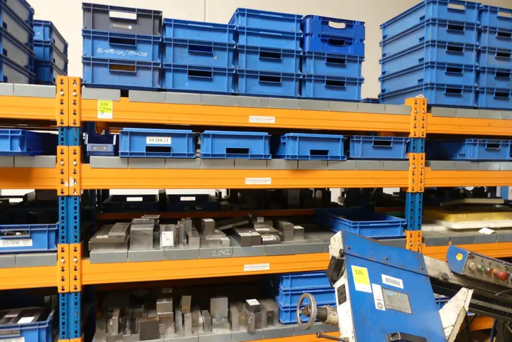 Konvolut Material, Kunststoffkisten, Rohmaterial Umfang: 4x Fachinhalt